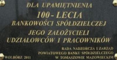 Tablica pamiątkowa 100 lecia bankowości spółdzielczej.