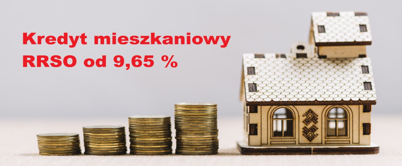 Stosy monet w pobliżu małego domku
