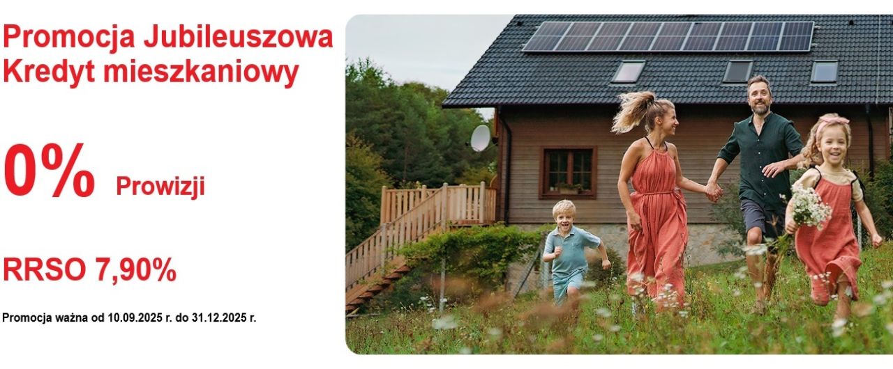 Rodzice z dwójką dzieci na tle małego domku