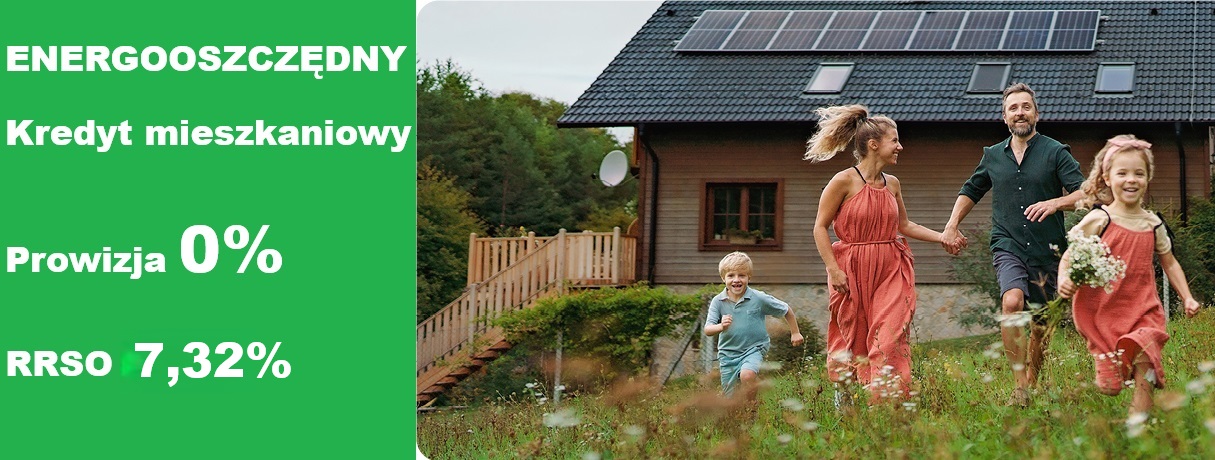 Rodzice z dwójką dzieci na tle małego domku.