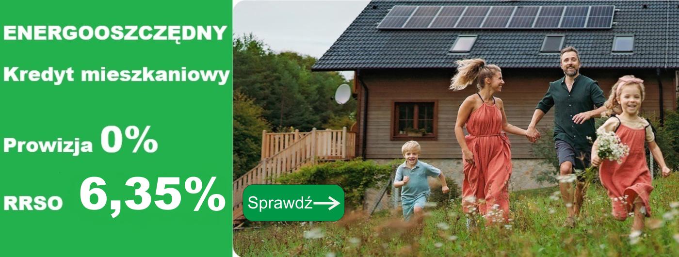 Rodzice z dwójką dzieci na tle małego domku.